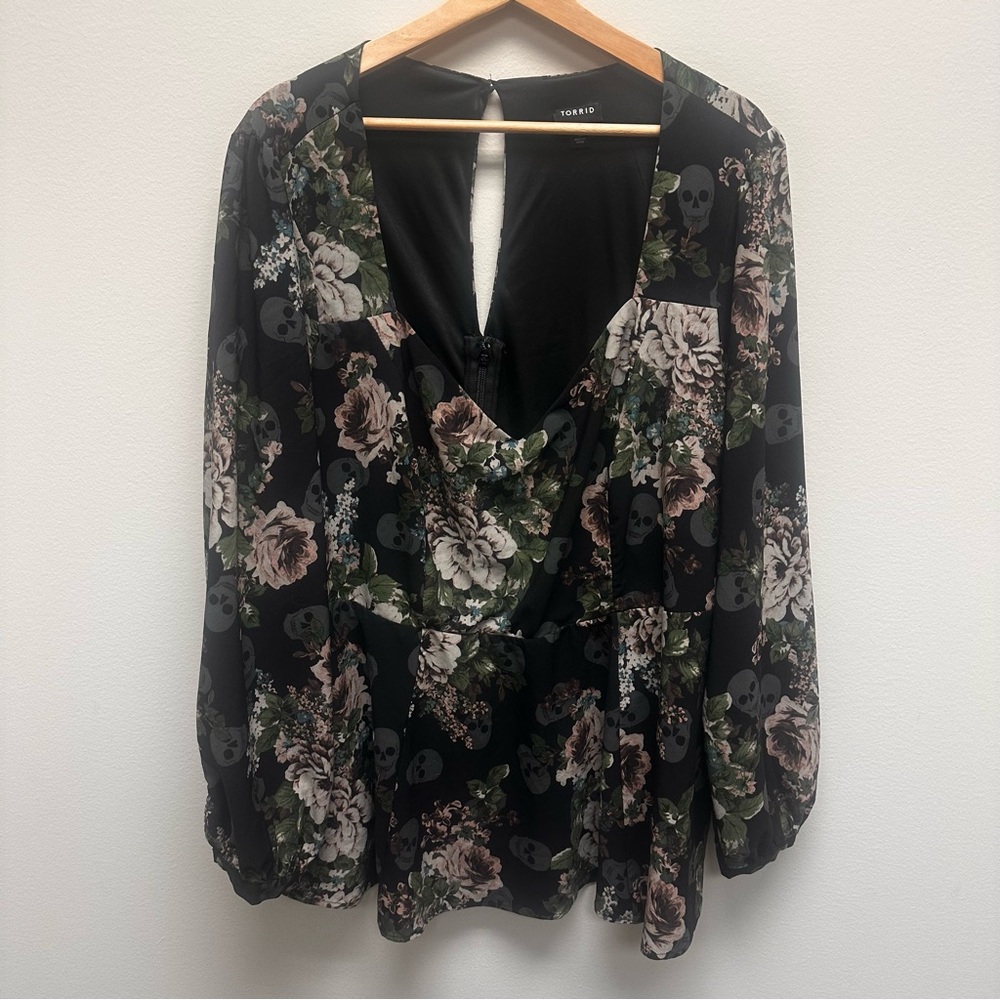 Torrid Black Floral Blouse with Skull Accents Dress Womens Size 4